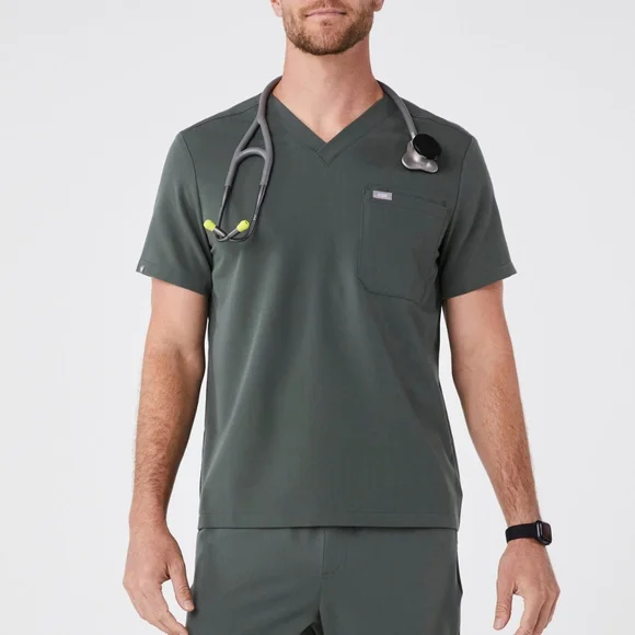 NWT Figs | Leon Three-Pocket Scrub Top In Bonsai, Mens Medium - Picture 1 of 7